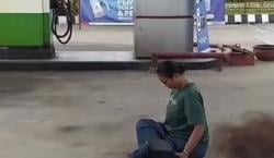 Viral! Emak-Emak Ini Bertapa di SPBU, Kecewa dan Protes Harga BBM Naik