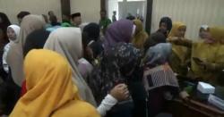 Viral! Ratusan Emak-emak Cilegon Antre Pinjaman Modal Usaha Tanpa Bunga