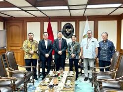Bahas Krisis Lingkungan dengan Menteri Kehutanan, Ephorus HKBP Desak Penutupan PT TPL