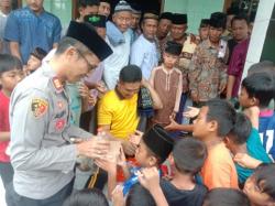 Polsek Purwadadi Gelar Kegiatan Jumat Berkah, Bagikan Makanan kepada Jemaah Masjid Al Ikhsan