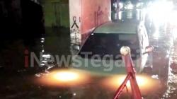 3 Mobil Terjebak Air di Underpass Kota Tegal
