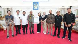Gubernur Sulsel Raih Penghargaan Internasional dari YASEPO Malaysia atas Inovasi Smart School