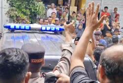 Warga Ngimbang Diamuk Massa Usai Kepergok Curi Burung Murai Batu di Babat Lamongan