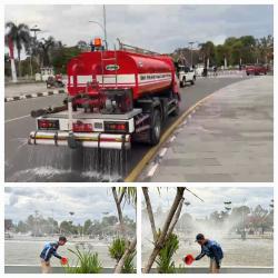 Damkar Dishut Kalteng Rutin Siram Jalan dan Tanaman di Bundaran Besar Demi Kenyamanan dan Keindahan