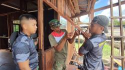 Satgas TMMD ke-124, Mulai Pasang Pintu dan Jendela Salah Satu Rumah Warga