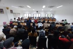 Puluhan Pedagang Pasar Rahayu Cipanas Sambangi Gedung Dewan Ada Apa?