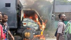 Demo Uncen Rusuh: Mahasiswa Serang Aparat, 4 Polisi Terluka, Satu Truk Dalmas Dibakar Massa