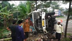 Laka Lantas di Kawasan Elit Sentul City Bogor, Kontainer Hantam Minibus Sopir Terjepit Kabin