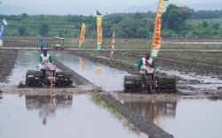Serunya Balap Traktor Adu Cepat di Gringsing Batang