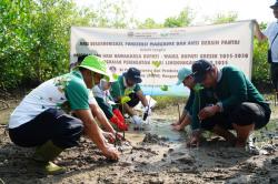 Selamatkan Pesisir, Petrokimia Gresik Tanam Ribuan Mangrove di PRPM Mengare