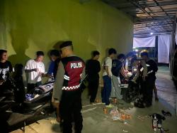 Tim Patroli Perintis Polres Pringsewu Tindak Pemuda Nongkrong Sambil Minum Miras di Pemukiman