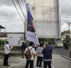 Langgar Izin, Reklame di Jalan Iskandar Pangklan Bun Dilepas Satpol PP