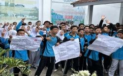 Guru Olahraga ASN Diduga Cabuli 5 Siswi , Ratusan Siswa SMKN 1 Lubuklinggau Demo Tuntut Pemecatan