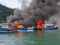 BREAKING NEWS Kapal Cepat Bupati Mentawai Terbakar Hebat