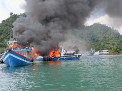 Dugaan Korsleting, Kapal Cepat Pemkab Mentawai Dilalap Api di Pelabuhan Bungus