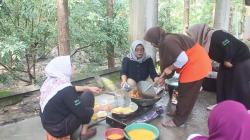 Dapur Umum Sementara di Desa Sumber Salurkan Ratusan Nasi Bungkus untuk Korban Banjir