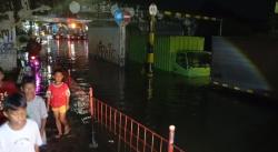Underpass Kalinyamat Kulon Kota Tegal Terendam Banjir Satu Meter, Dua Truk Boks Terjebak Banjir