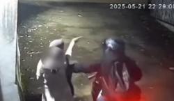 Viral, Begal Payudara Beraksi di Jaksel Terekam CCTV, Perempuan Berhijab jadi Korbannya!