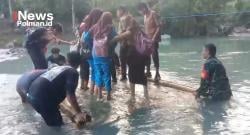 Demi Sekolah, Anak-Anak di Tapua Naik Rakit Seberangi Sungai Deras Dibantu TNI