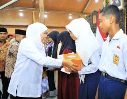 Gubernur Salurkan Bantuan Rp7,62 Miliar ke Bangkalan, Targetkan Penurunan Kemiskinan Ekstrem Jatim