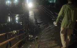Jembatan Apung Cijeruk, Baleendah Ambruk, 9 Motor Terjun ke Sungai Citarum