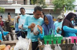 Bupati Bojonegoro Borong Sayur Penjual Rengkek, 125 Pedagang Dapat Modal Usaha dari Bank BPR