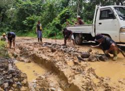 Rusak Parah, Warga Harap Akses Jalan Kerta - Pasir Buntu di Desa Karang Pamidangan Segera Dibangun