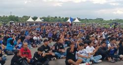 Lautan Bobotoh Padati Nobar Persib vs Persis Solo di Lanud Wiriadinata Tasikmalaya