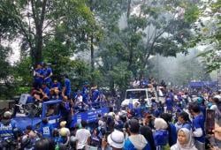 Ribuan Bobotoh Turun ke Jalan, Ramaikan Pawai Juara Persib Bandung