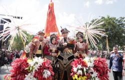 Parade Surabaya Vaganza 2025 Dibuka Teatrikal Legenda Sawunggaling, Wali Kota Eri Tampil Memukau