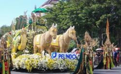 Pesona Nyi Roro Kidul di Mobil Hias Pelindo Meriahkan Surabaya Vaganza 2025, Angkat Isu Lingkungan