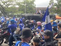 Saat Konvoi, Ribuan Bobotoh Tumplek di Jalan Surapati