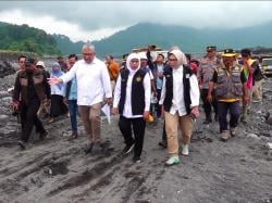 Gubernur Jawa Timur Tinjau Tanggul Jebol Akibat Banjir Lahar Semeru, Janjikan 3 Bulan Rampung
