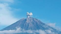 Meletus, Gunung Semeru Semburkan Abu Vulkanik 1,2 Km