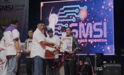 Eks Wabup Blitar Terima Award SMSI, Singgung Mak Rini Alergi Media