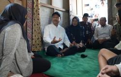 Mensos Temui Salah Satu Calon Murid Sekolah Rakyat Di Banjarnegara.