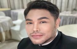 Ivan Gunawan Menangis di Kaki sang Ibunda, Minta Doa Restu Naik Haji