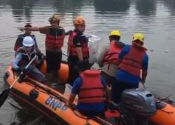Minggu Hari Libur, Tapi Chandra dan Yeti Pilih Terjun ke Situ Pedongkelan Punguti Sampah