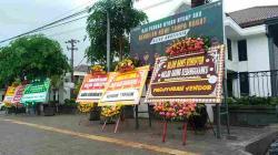Dukungan Membanjir, Karangan Bunga Penuhi Halaman Kejari Karanganyar