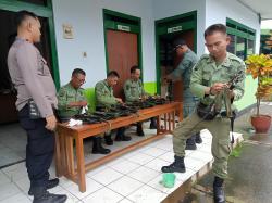 Pemeriksaan Rutin Senjata Api Oleh Pabin dan Wakil Administratur Perhutani KPH Gundih