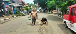 Warga Leuwi Kaung Lebak Tambal Jalan Berlubang Secara Swadaya Usai Terjadi Kecelakaan