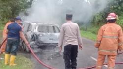 Sebuah mobil Terbakar di Linggoasri, Polisi dan Damkar Kabupaten Pekalongan Gerak Cepat