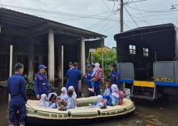 Sayung Demak Masih Banjir, Ditpolairud Polda Jateng Sigap Antar Jemput Anak Sekolah Dengan Perahu