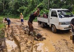 Warga Pasir Buntu Lebak  Tagih Janji Bupati Hasbi, 20 Tahun Jalan Rusak Dibiarkan Tanpa Perbaikan