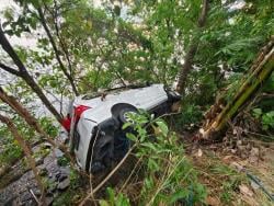 Nyaris Tewas! Avanza Terjun ke Dasar Tebing Gara-Gara Sopir Tertidur