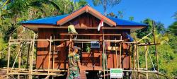 Satgas TMMD Lanjutkan Program Fisik, Rumah Satorlinus Masuk Tahap Pengecatan