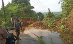 Longsor Masih Bayangi Kuningan, Akses Jalan Tertutup dan Rumah Terancam