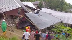 Tanah Longsor di Jalan Gerilya Samarinda Timbun 4 Rumah, Satu Orang Masih Hilang