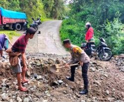 Longsor Dadakan di Mamasa, Jalan Poros Terputus! Polri dan Warga Gotong Royong Evakuasi Material