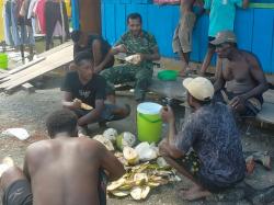 Semangat dan Keakraban: Warga Menyambut Hangat Tim Satgas TMMD dengan Kelapa Muda
